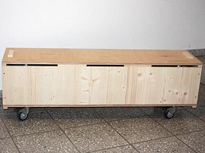 ineinander gestapelt: Krempel-Wegsperr-Kiste und Sitzbank